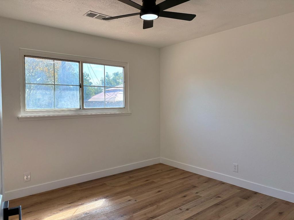 Image 10 of property listing at 4404 Buckingham Way, Fresno, CA 93726