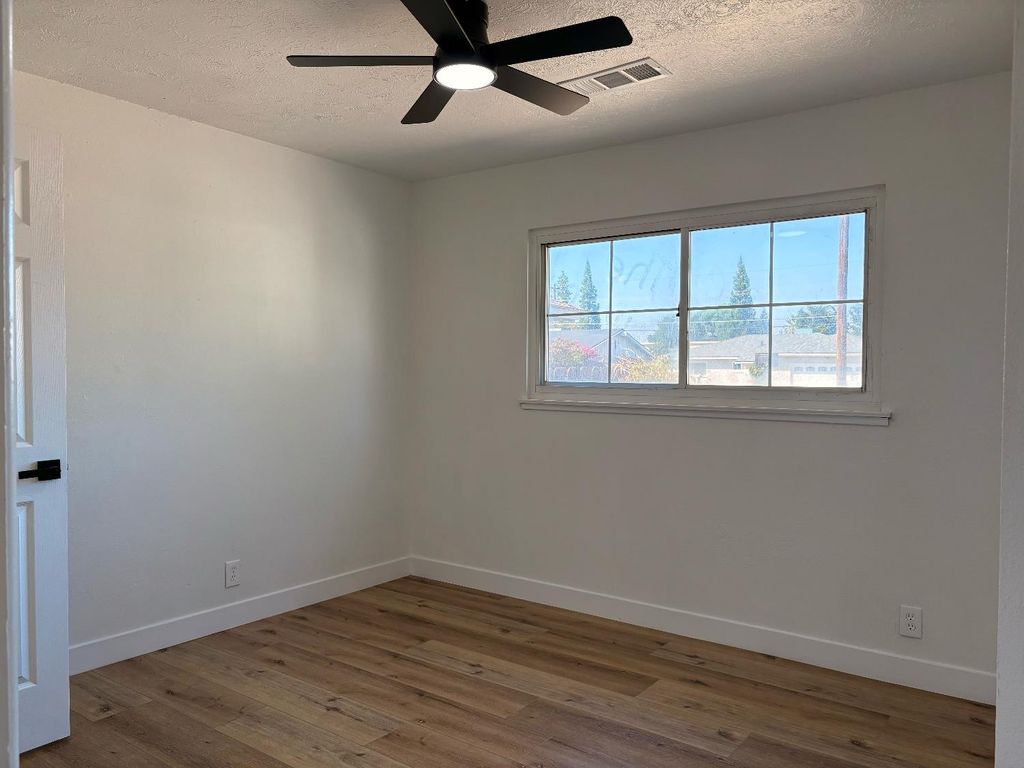 Image 11 of property listing at 4404 Buckingham Way, Fresno, CA 93726