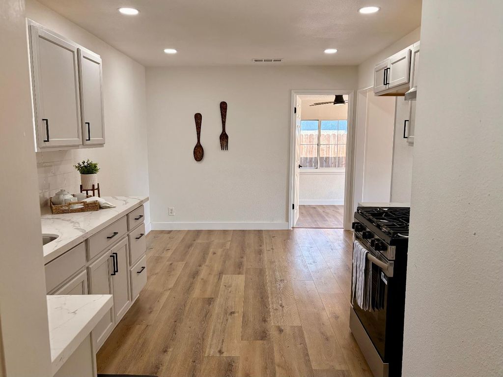 Image 2 of property listing at 4404 Buckingham Way, Fresno, CA 93726