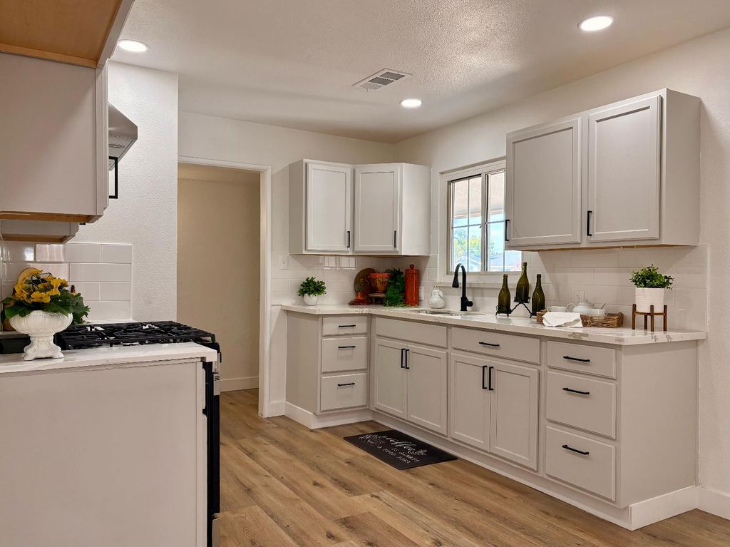 Image 3 of property listing at 4404 Buckingham Way, Fresno, CA 93726