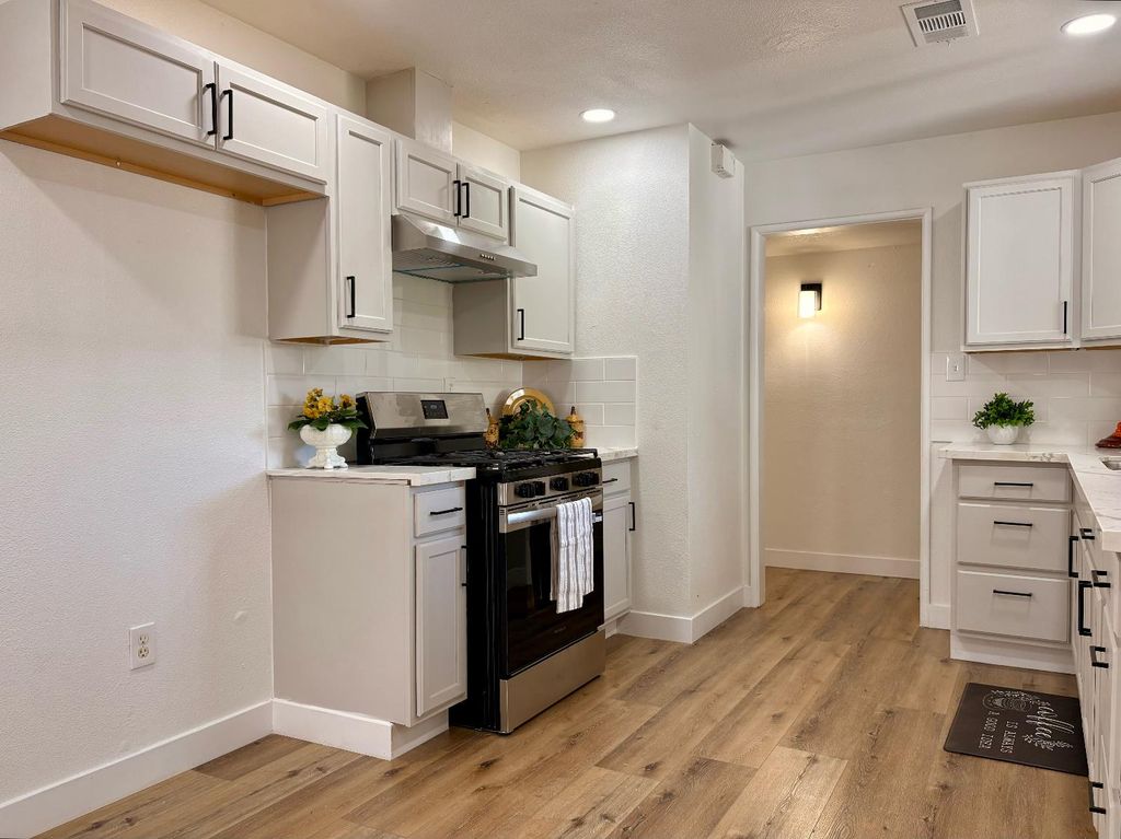 Image 4 of property listing at 4404 Buckingham Way, Fresno, CA 93726