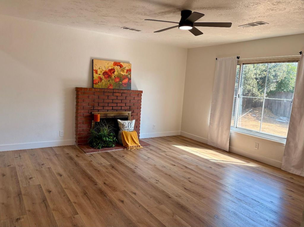 Image 5 of property listing at 4404 Buckingham Way, Fresno, CA 93726