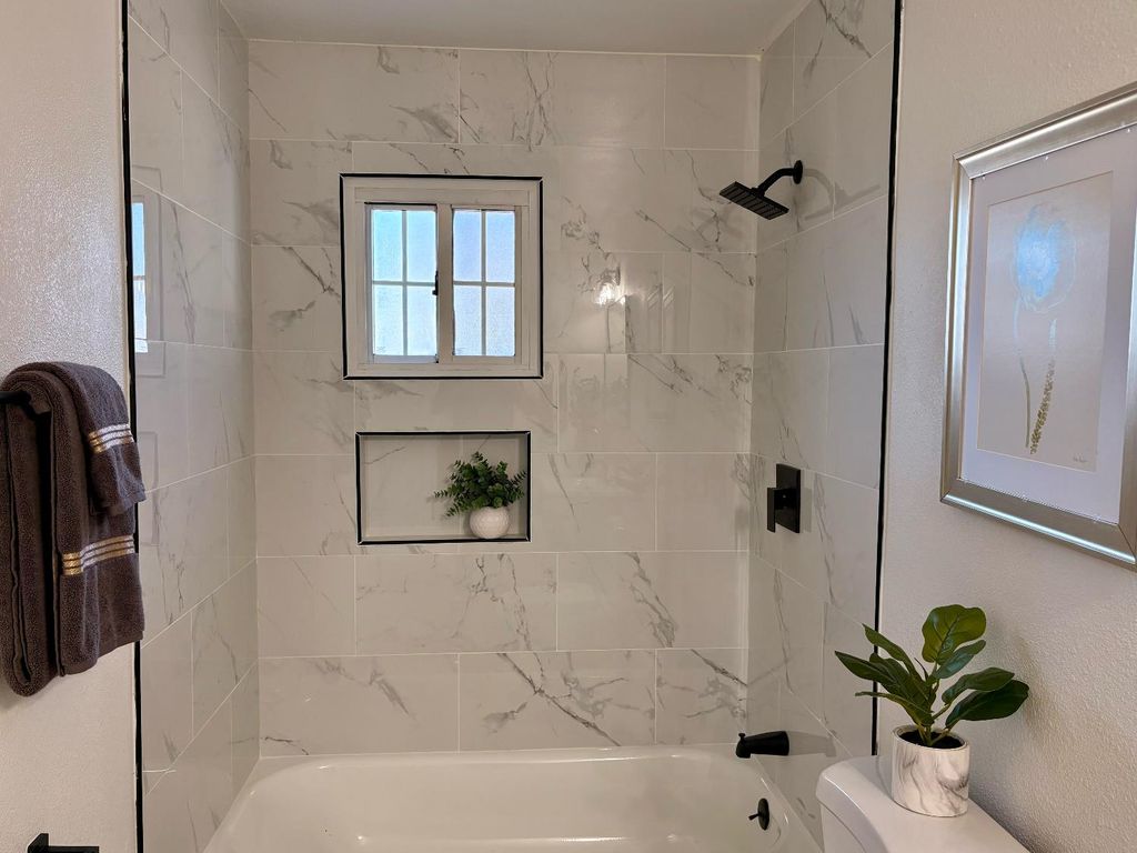 Image 8 of property listing at 4404 Buckingham Way, Fresno, CA 93726