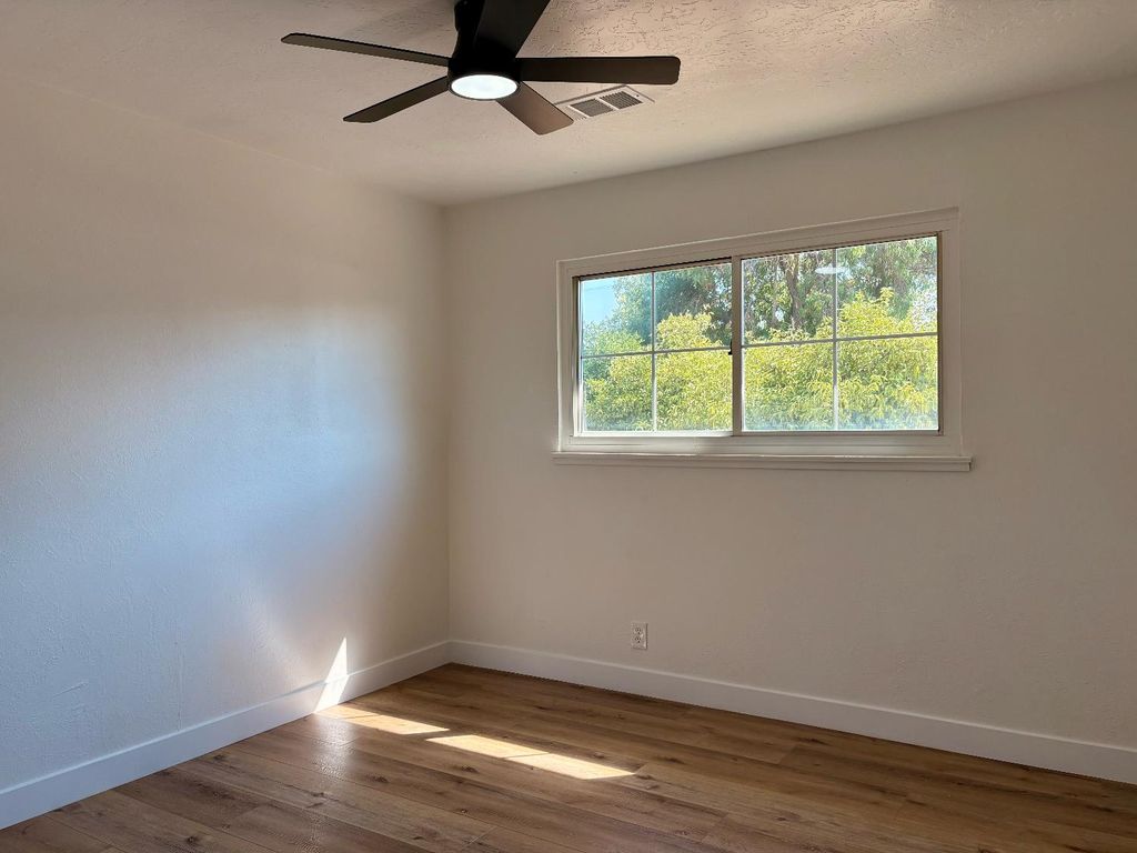 Image 9 of property listing at 4404 Buckingham Way, Fresno, CA 93726