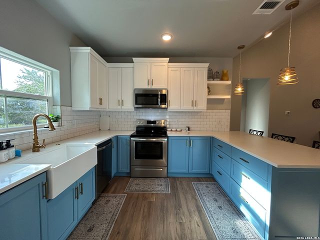 968 Marlys Ave, Canyon Lake, TX 78133