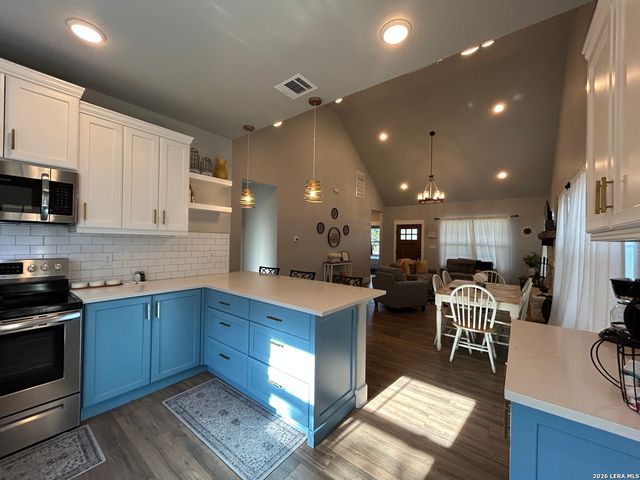 968 Marlys Ave, Canyon Lake, TX 78133
