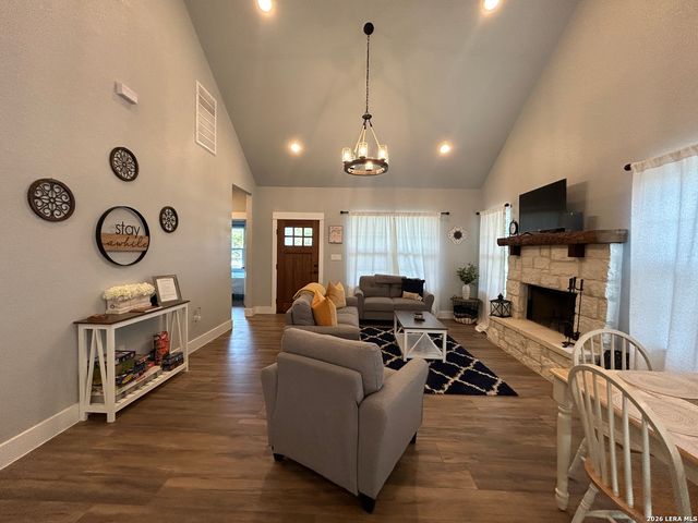 968 Marlys Ave, Canyon Lake, TX 78133