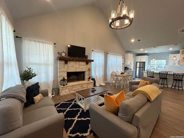 968 Marlys Ave, Canyon Lake, TX 78133