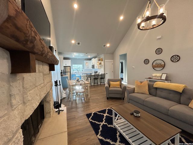 968 Marlys Ave, Canyon Lake, TX 78133