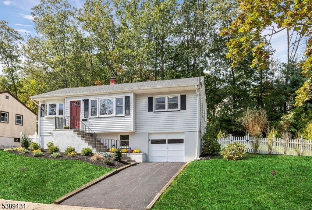 9 Walter Dr, Bloomingdale Boro, NJ 07403