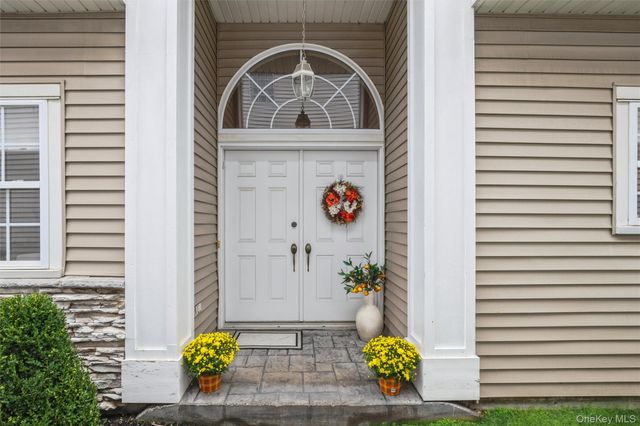 77 Hamlet Drive, Hauppauge, NY 11788