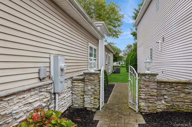 77 Hamlet Drive, Hauppauge, NY 11788