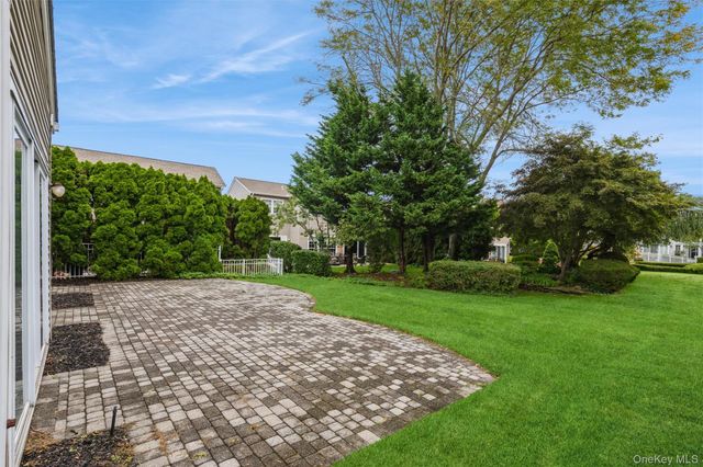 77 Hamlet Drive, Hauppauge, NY 11788