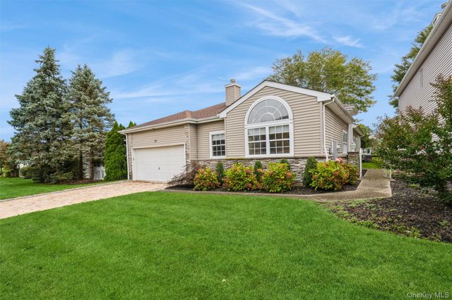 77 Hamlet Drive, Hauppauge, NY 11788