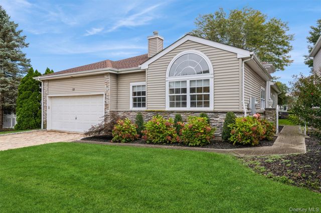 77 Hamlet Drive, Hauppauge, NY 11788
