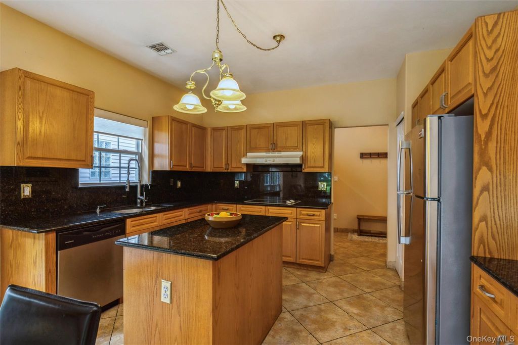 77 Hamlet Drive, Hauppauge, NY 11788 — photo 5