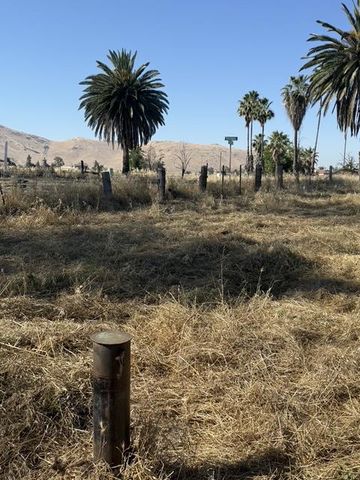 1900 N Piedra Road, Sanger, CA 93657