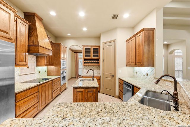 9302 HIGHLANDS CV, Boerne, TX 78006
