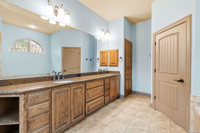 9302 HIGHLANDS CV, Boerne, TX 78006