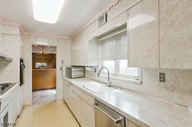 2100 Orchard Ter, Linden City, NJ 07036