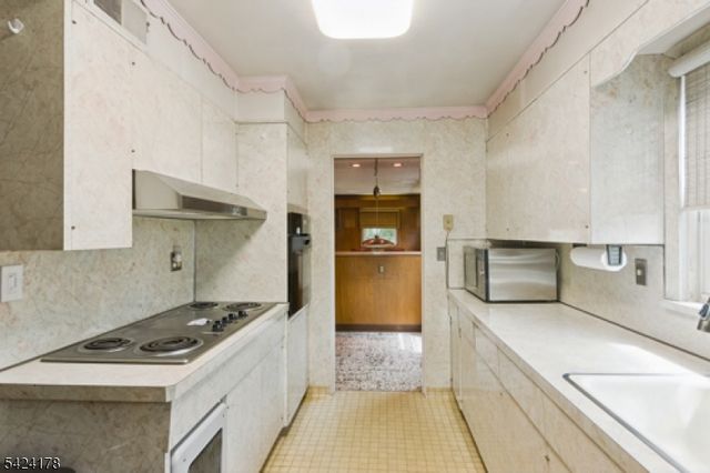 2100 Orchard Ter, Linden City, NJ 07036