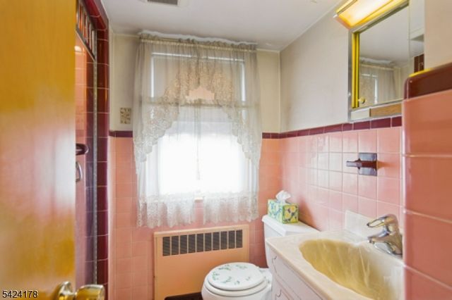 2100 Orchard Ter, Linden City, NJ 07036