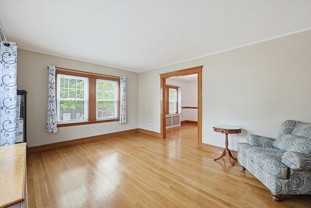 86 Hawthorne St, Boston, MA 02131