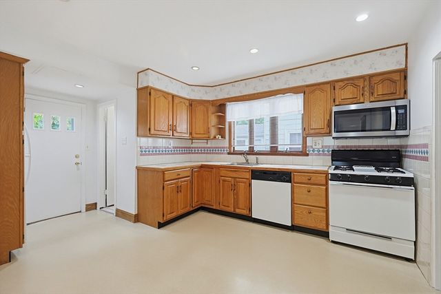 86 Hawthorne St, Boston, MA 02131