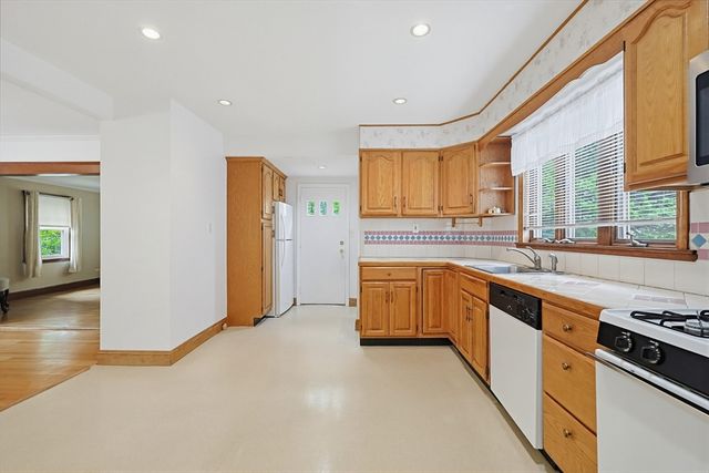 86 Hawthorne St, Boston, MA 02131