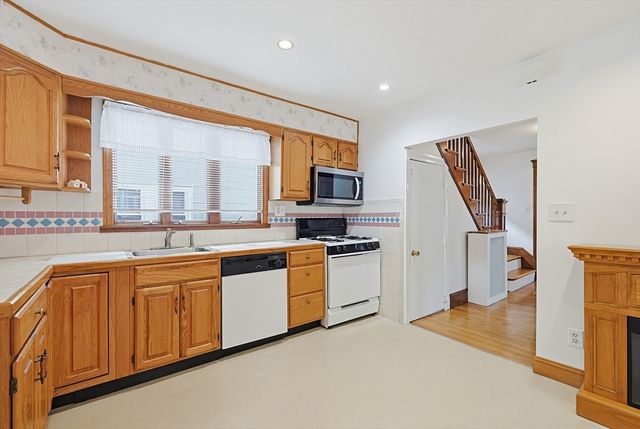 86 Hawthorne St, Boston, MA 02131