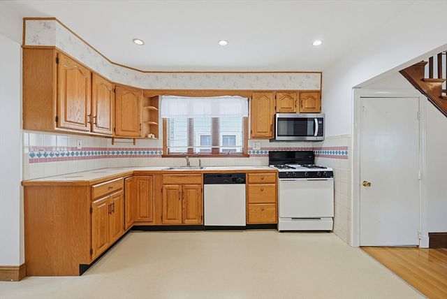 86 Hawthorne St, Boston, MA 02131