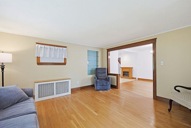 86 Hawthorne St, Boston, MA 02131