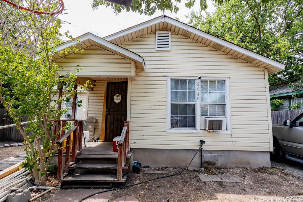 2040 W Laurel, San Antonio, TX 78201