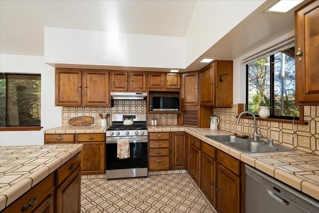 155 Pinewood Way, Auburn, CA 95602