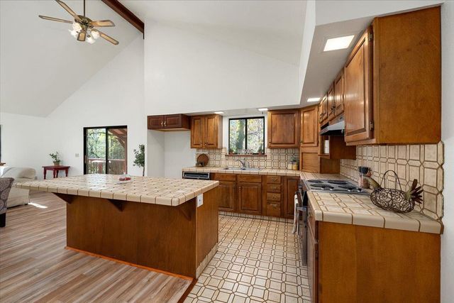 155 Pinewood Way, Auburn, CA 95602