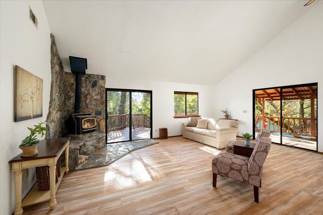 155 Pinewood Way, Auburn, CA 95602