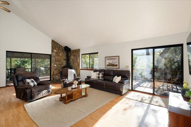 155 Pinewood Way, Auburn, CA 95602