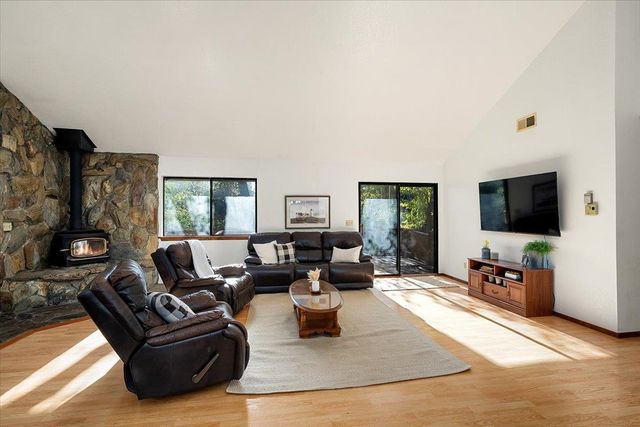 155 Pinewood Way, Auburn, CA 95602