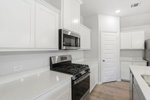 556 Hickory Ridge Drive, Van Alstyne, TX 75495