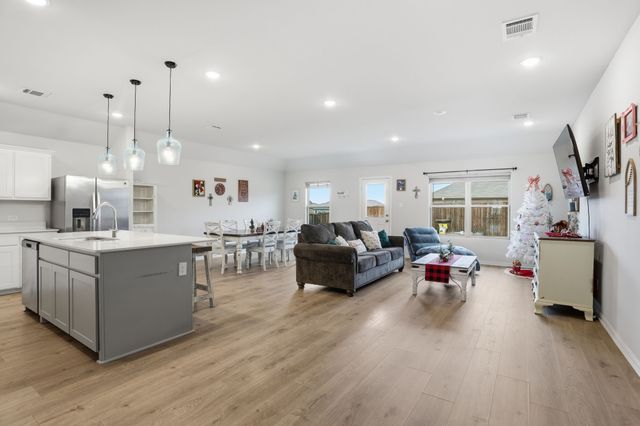 556 Hickory Ridge Drive, Van Alstyne, TX 75495