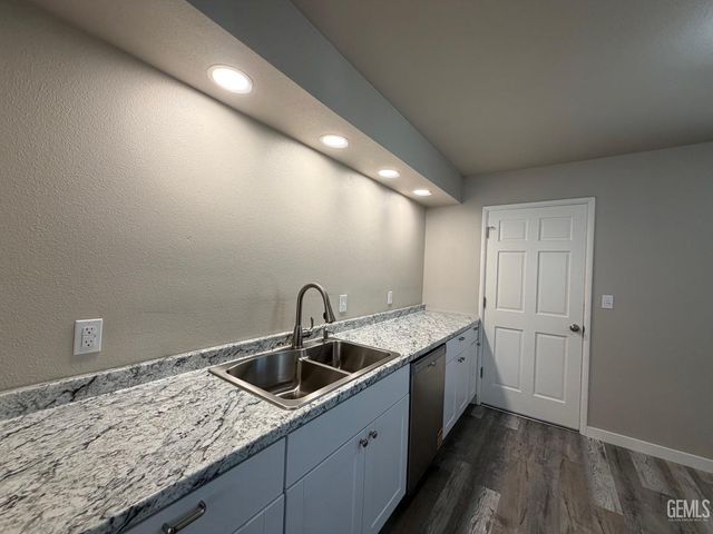 1021 Meredith Drive, Bakersfield, CA 93304