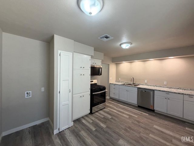 1021 Meredith Drive, Bakersfield, CA 93304