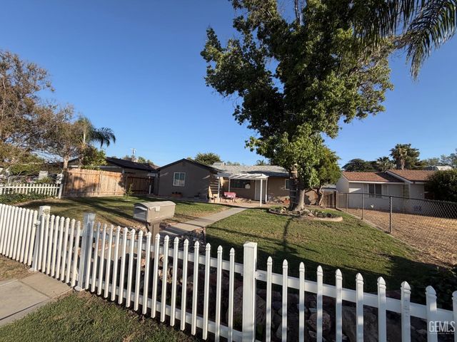 1021 Meredith Drive, Bakersfield, CA 93304