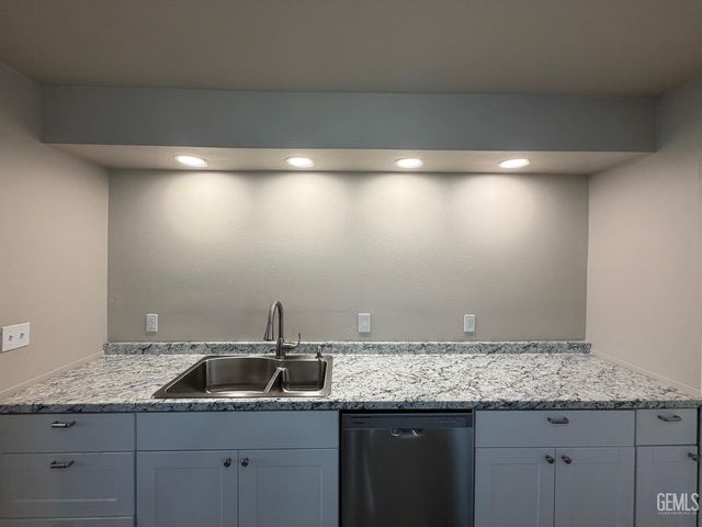 1021 Meredith Drive, Bakersfield, CA 93304
