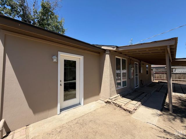 1021 Meredith Drive, Bakersfield, CA 93304