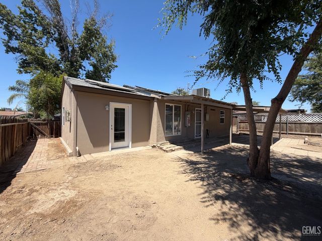 1021 Meredith Drive, Bakersfield, CA 93304