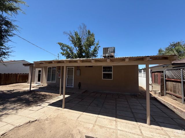 1021 Meredith Drive, Bakersfield, CA 93304