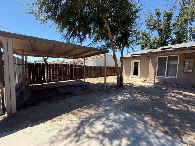 1021 Meredith Drive, Bakersfield, CA 93304