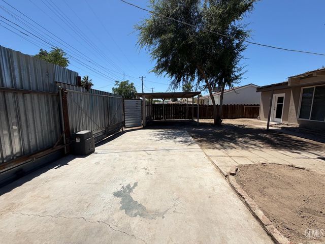 1021 Meredith Drive, Bakersfield, CA 93304