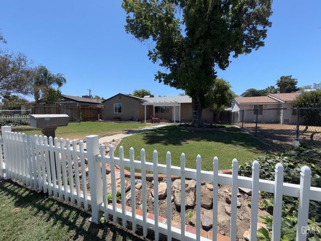 1021 Meredith Drive, Bakersfield, CA 93304
